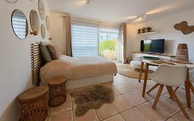 Studio Amor op het gelijkvloers met tuintje nabij strand